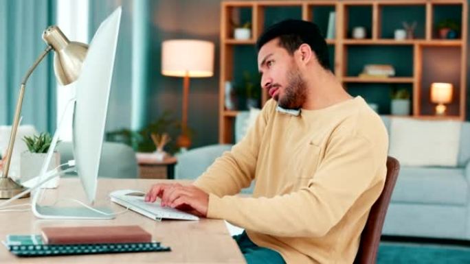 年轻的IT专家在家里独自在台式计算机上工作时正在通话。一位年轻的亚洲计算机程序员在办公桌上聊天并输入