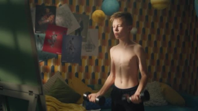 健身狂男孩做哑铃卷在他的卧室健身和六块腹肌的概念