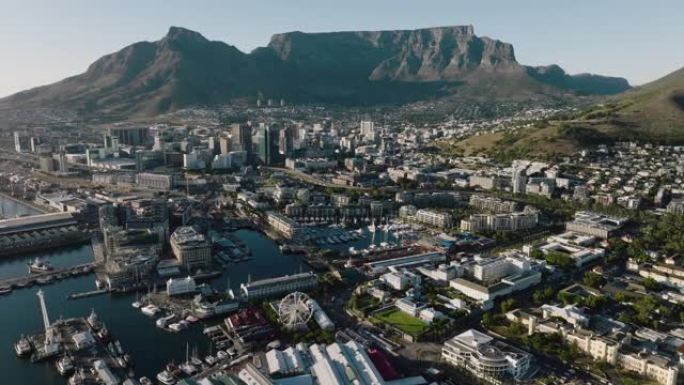 南非开普敦以桌山为背景的开普敦海滨和市中心的壮观空中倾斜