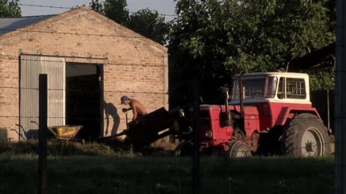 男性农民用铁锹在阿根廷恩特雷里奥斯的乡间别墅里挖地。