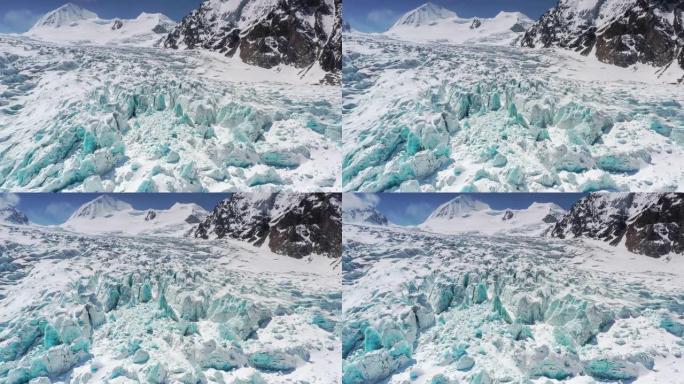 冰川融化，露出深蓝色的冰