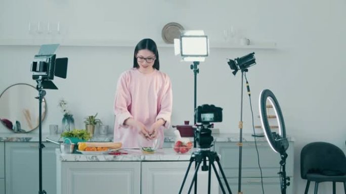 年轻女士在为vlog做饭时微笑着