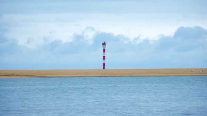 海滩上的一座小灯塔