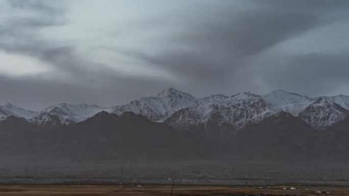 黄昏时分，T/L TU云在雪山上滚动