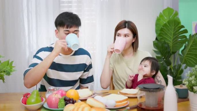 亚洲家庭吃早午餐