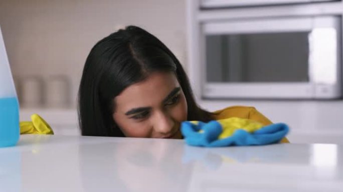 一名年轻女子在家打扫厨房柜台的4k录像