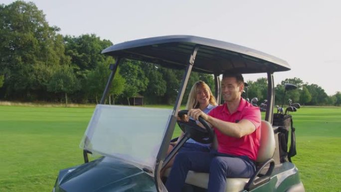 夫妇驾驶越野车一起打高尔夫球