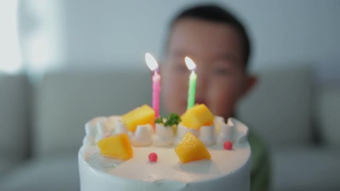 有生日蛋糕的孩子拿着生日蛋糕第一视角视频