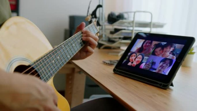 音乐家影响者在社交媒体上播放实时流媒体音乐或数字平板电脑上的音乐应用程序。