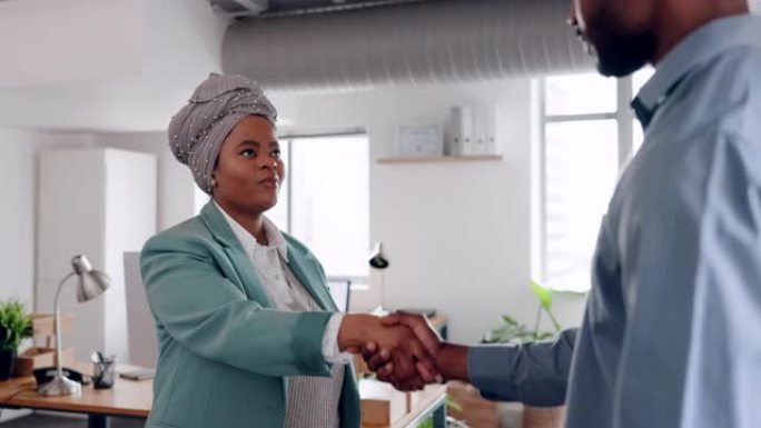 与一名男子和黑人妇女握手，见面并结成伙伴关系，以达成商业交易或问候。团队合作，面试并感谢男女员工的合