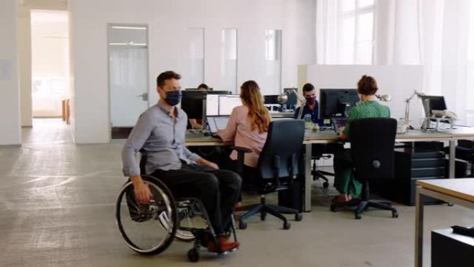 残疾商人坐在轮椅上上班