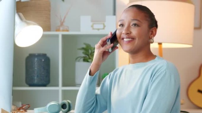 女性自由职业者在电脑上打字时接听电话。时髦的女人在电话里聊天，谈论商业建议。博客在线获取有关八卦和新