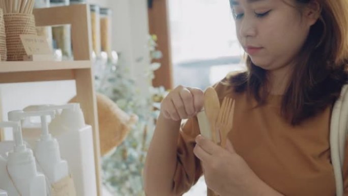 亚洲女性很高兴在笔芯店选择新的高级产品