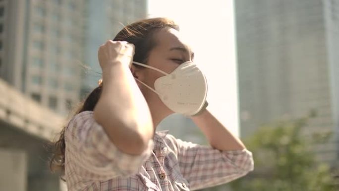 亚洲妇女在城市戴口罩