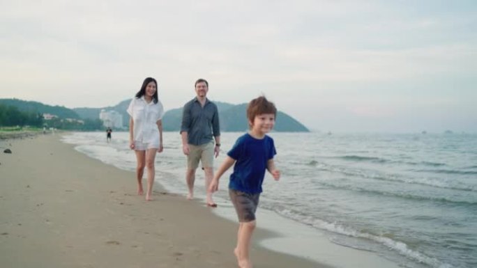 快乐的家庭度假在海滩玩得开心。