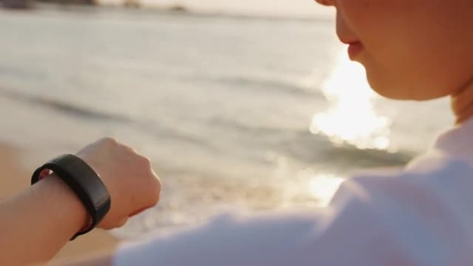 运动女人在智能手表上检查心率智能手表
