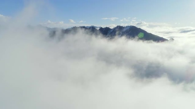 早晨日出时的云海山