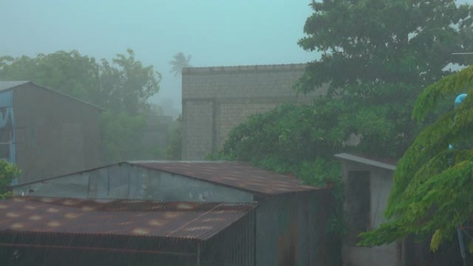 特写: 热带风暴在雨季惩罚马尔代夫的小村庄。