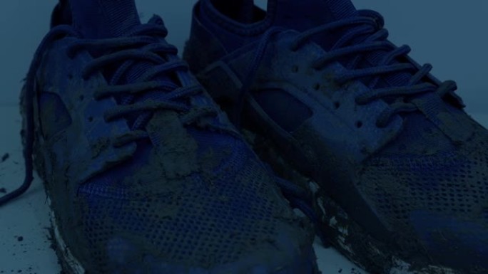 黑暗中的泥泞跑鞋