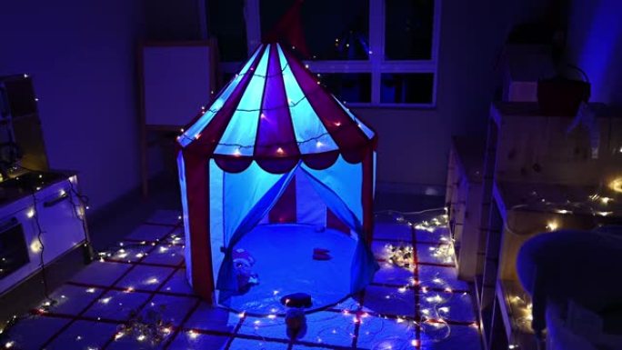夜间儿童游戏室的营地帐篷照明