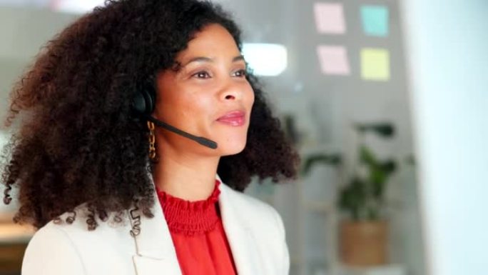 呼叫中心代理在戴着耳机并独自在办公室在线在台式计算机上工作时与客户交谈。一名女性客户服务代理帮助有零