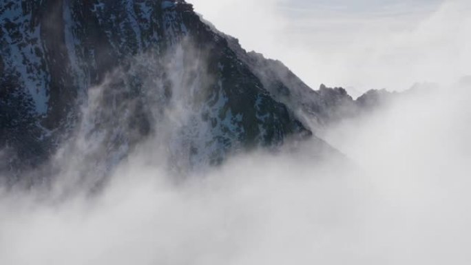 山间山谷中漂浮的薄雾
