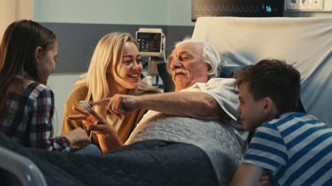 高级患者在医院与女儿和孙子交谈
