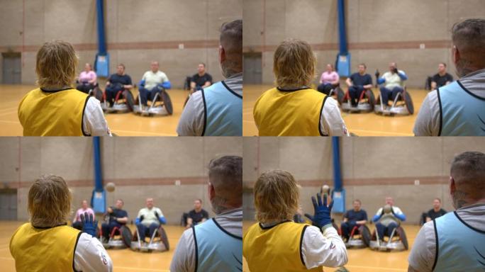 团队在大厅练习橄榄球运动比赛运动轮椅