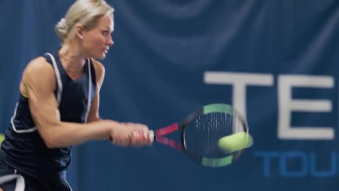 女子网球运动员在锦标赛中用球拍击球。职业美女运动员成功接受打击。世界体育比赛。慢动作中景回放