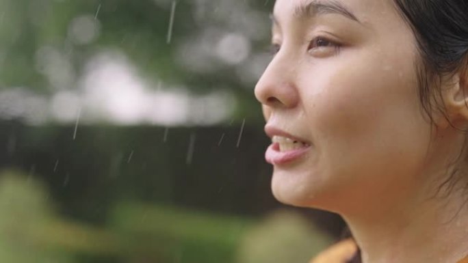 户外倾盆大雨的女人