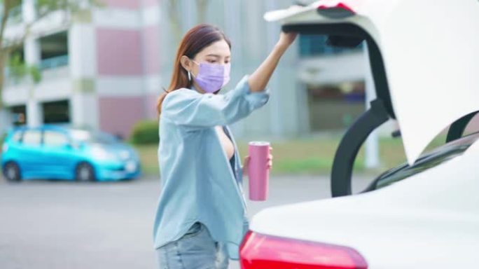 女人把包放在行李箱里