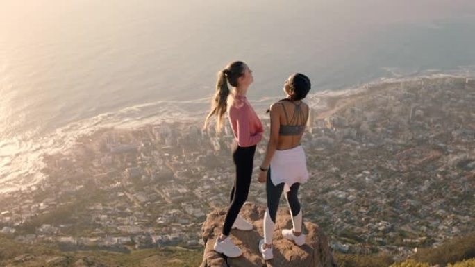 两个女性朋友高五庆祝登山成功徒步挑战享受户外冒险成就