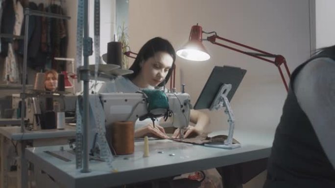 女裁缝或裁缝触摸平板电脑