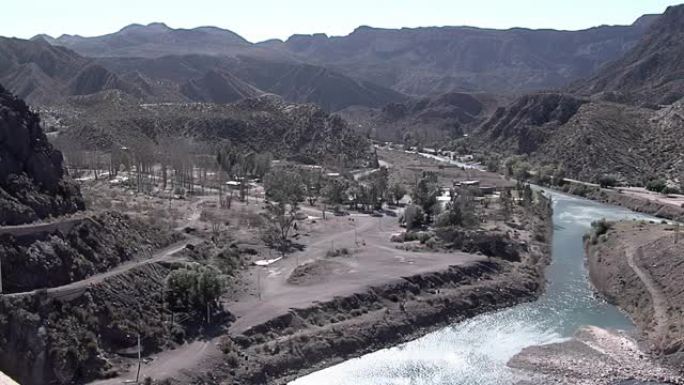 阿根廷安第斯山脉中部门多萨省圣拉斐尔阿图尔峡谷和瓦莱格兰德湖。