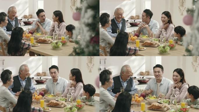 亚洲三代家庭在圣诞节在家用餐