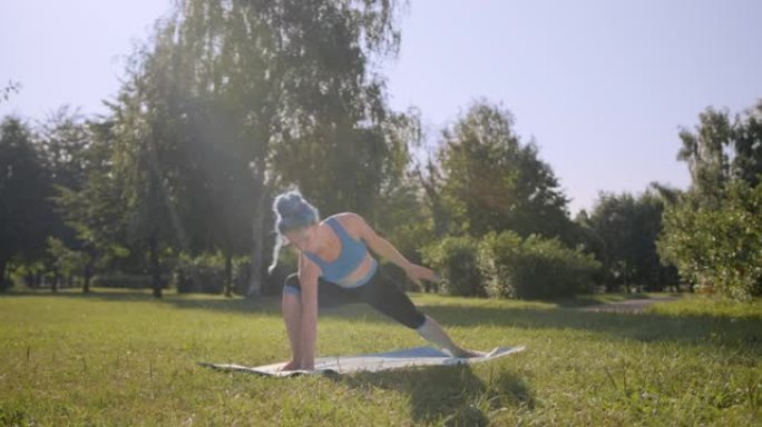一个夏天的早晨，一位美丽的瑜伽老师带着绿松石的头发正在公园里锻炼，我们在阳光下从远处看到她
