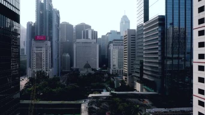 香港市中心的鸟瞰图。亚洲智慧城市的金融区和商业中心。摩天大楼和高层建筑的俯视图