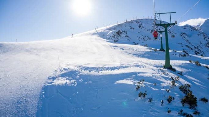 在滑雪胜地乘坐单人缆车到白雪皑皑的山顶