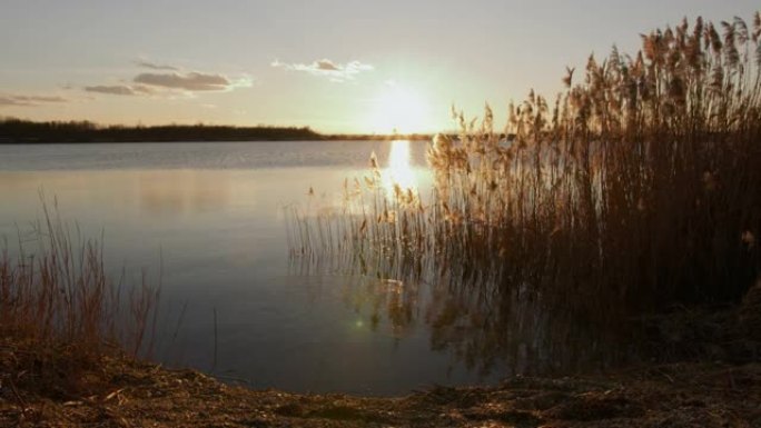 日落期间风景秀丽的湖泊