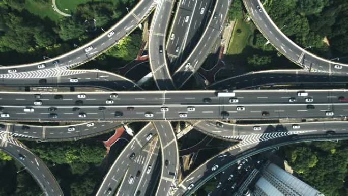 繁忙道路交叉口鸟瞰图