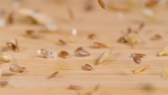 宏观: 小麦、芝麻和亚麻籽的混合物散落在桌子上。