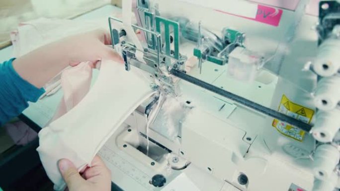 一名女雇员机械缝制布
