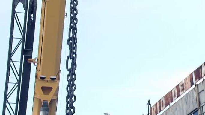 悬挂在阿根廷布宜诺斯艾利斯港的移动式起重机上的电缆球钩。