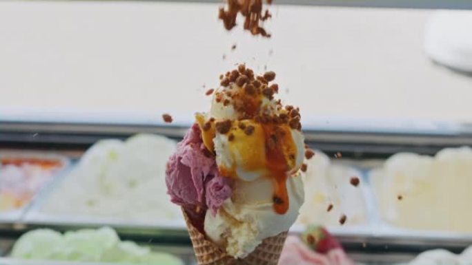 冰淇淋供应商将脆皮放在装有不同种类冰淇淋的冰淇淋蛋筒上