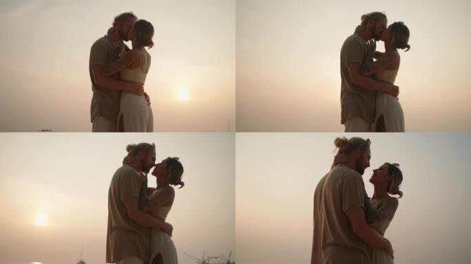 日落时的浪漫时刻亲吻接吻外国人爱情