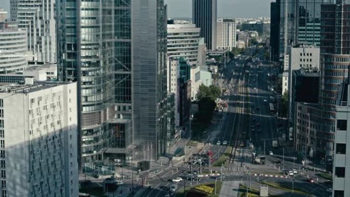从摩天大楼看市中心。大环形交叉路口