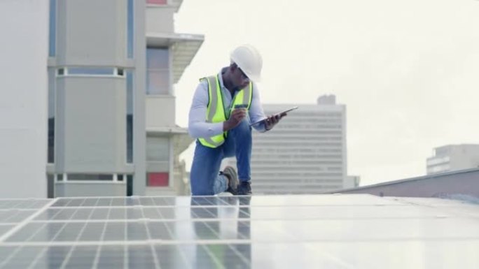 一个年轻人在建筑物的屋顶上安装太阳能电池板时写笔记