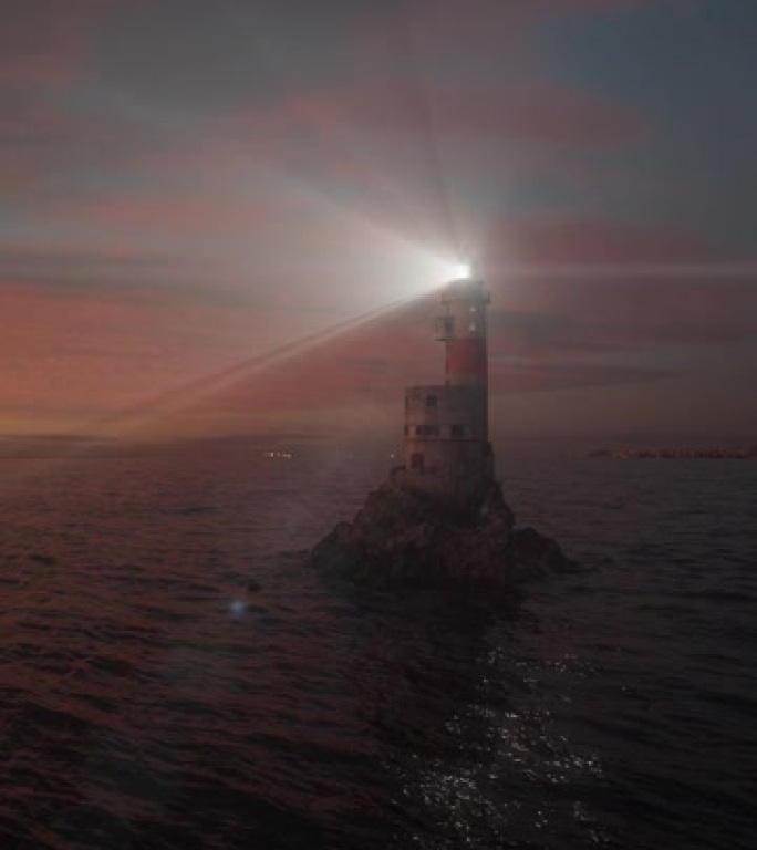 日落后顶部有光束的海中灯塔