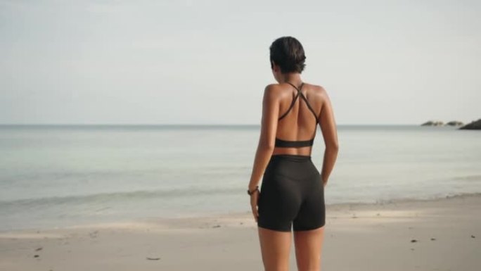 女人在海滩上锻炼热身运动、户外、享受、