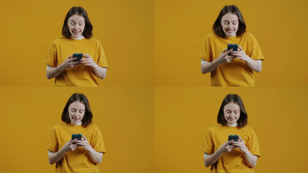 快乐的年轻女子的肖像收到指向智能手机的信息，然后发短信和微笑